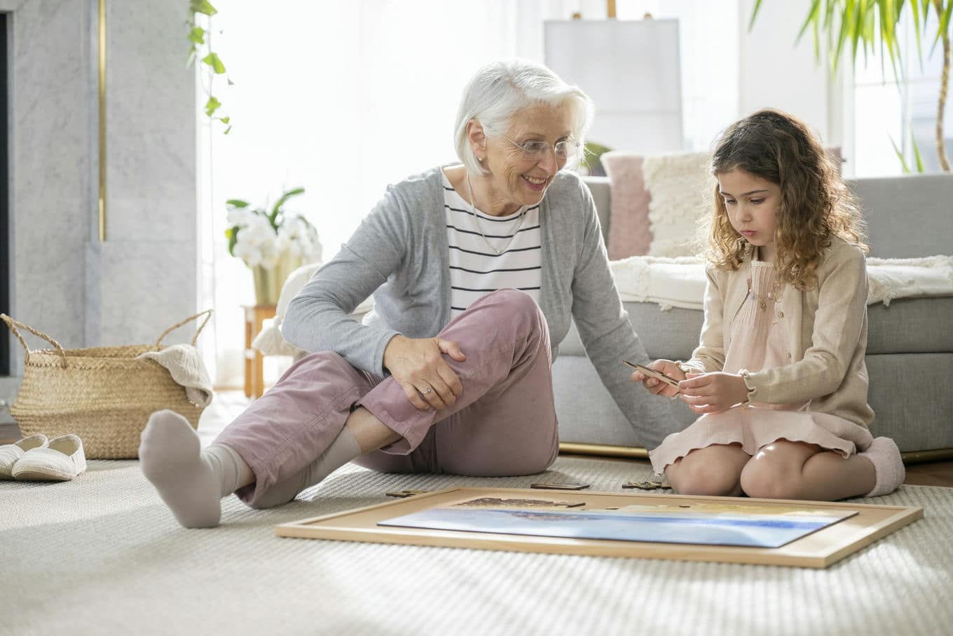 babcia z wnuczką układające puzzle
